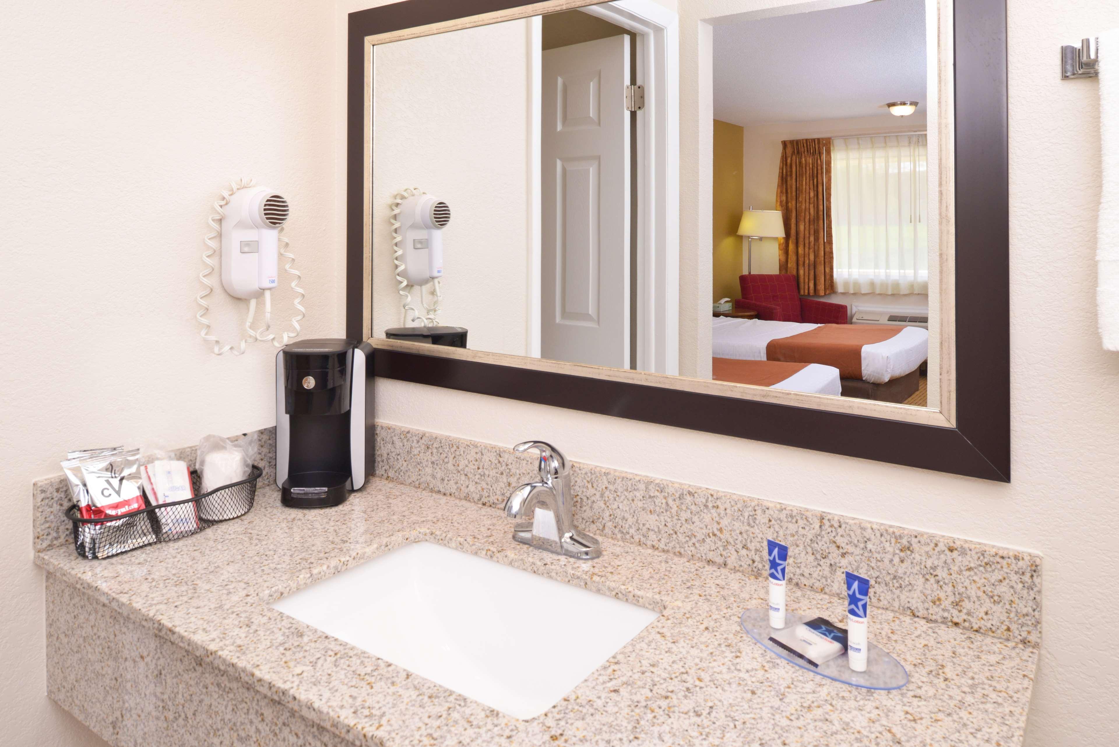 Americas Best Value Inn Plattsburgh Buitenkant foto