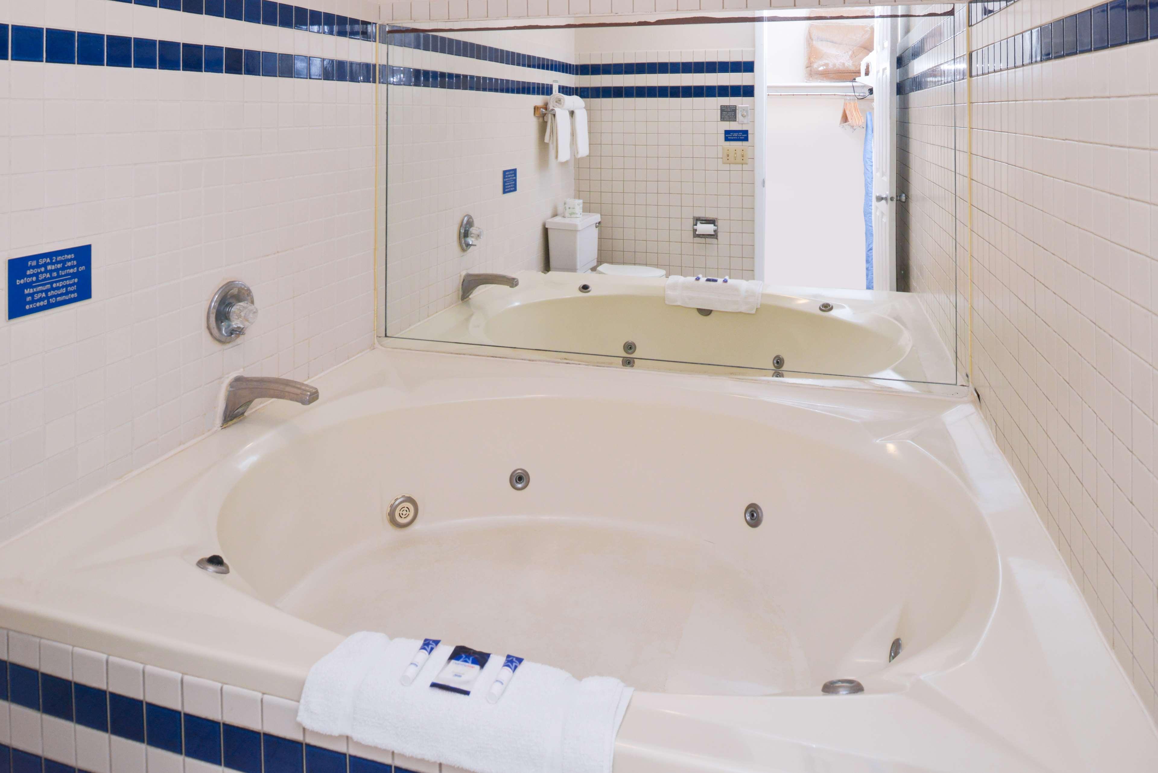 Americas Best Value Inn Plattsburgh Buitenkant foto