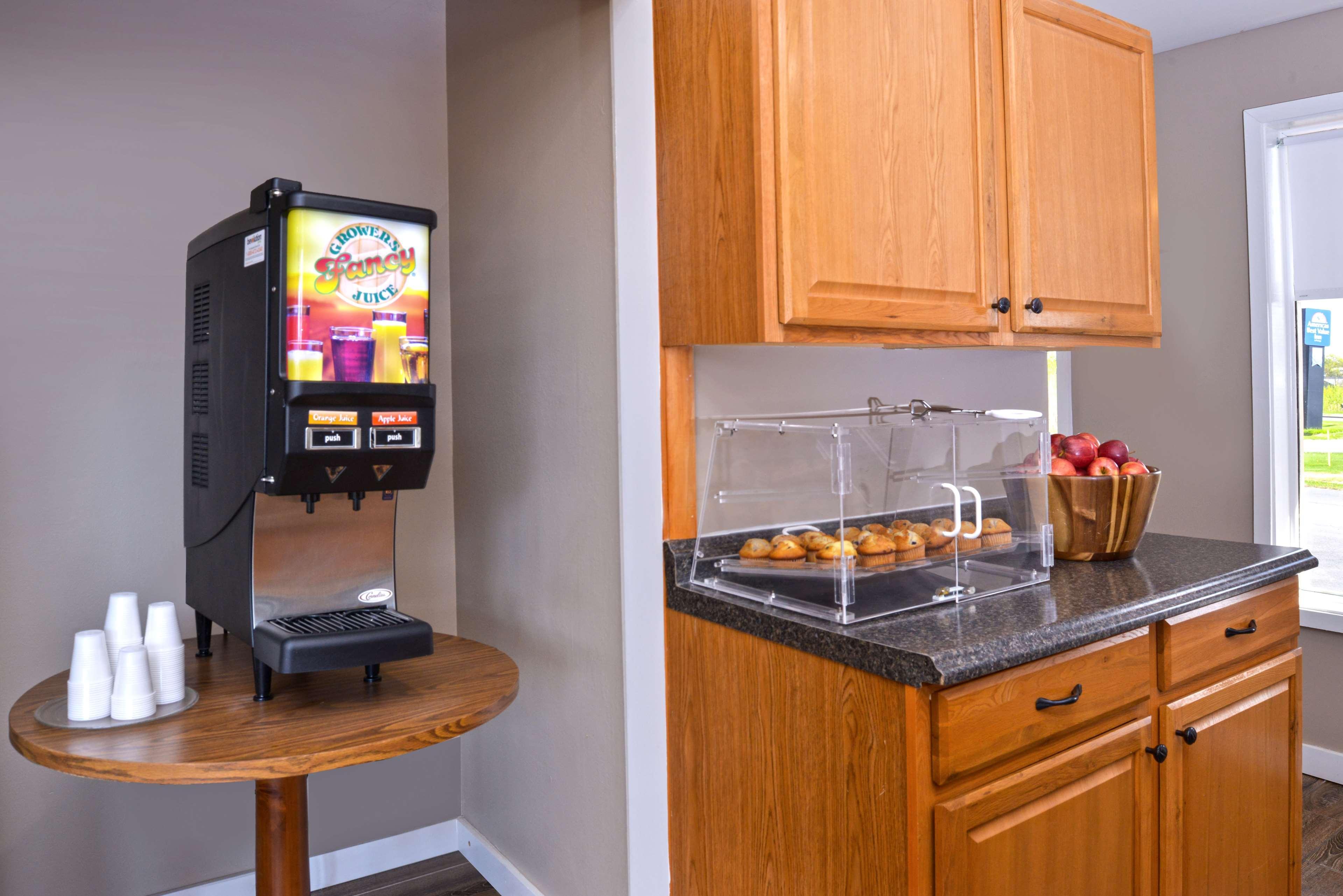 Americas Best Value Inn Plattsburgh Buitenkant foto