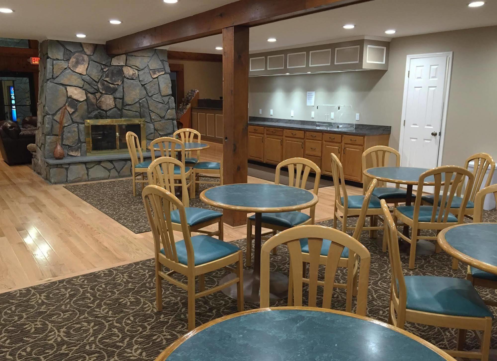 Americas Best Value Inn Plattsburgh Buitenkant foto