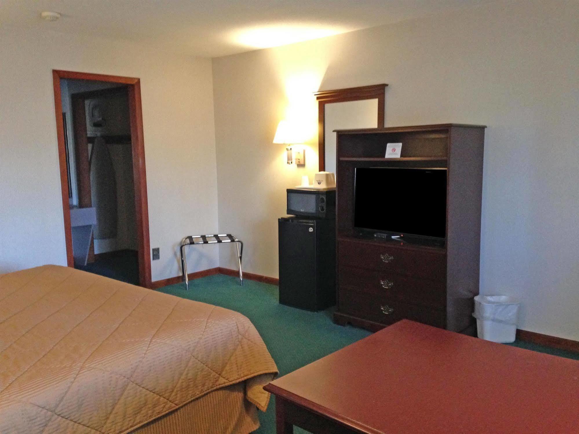 Americas Best Value Inn Plattsburgh Buitenkant foto