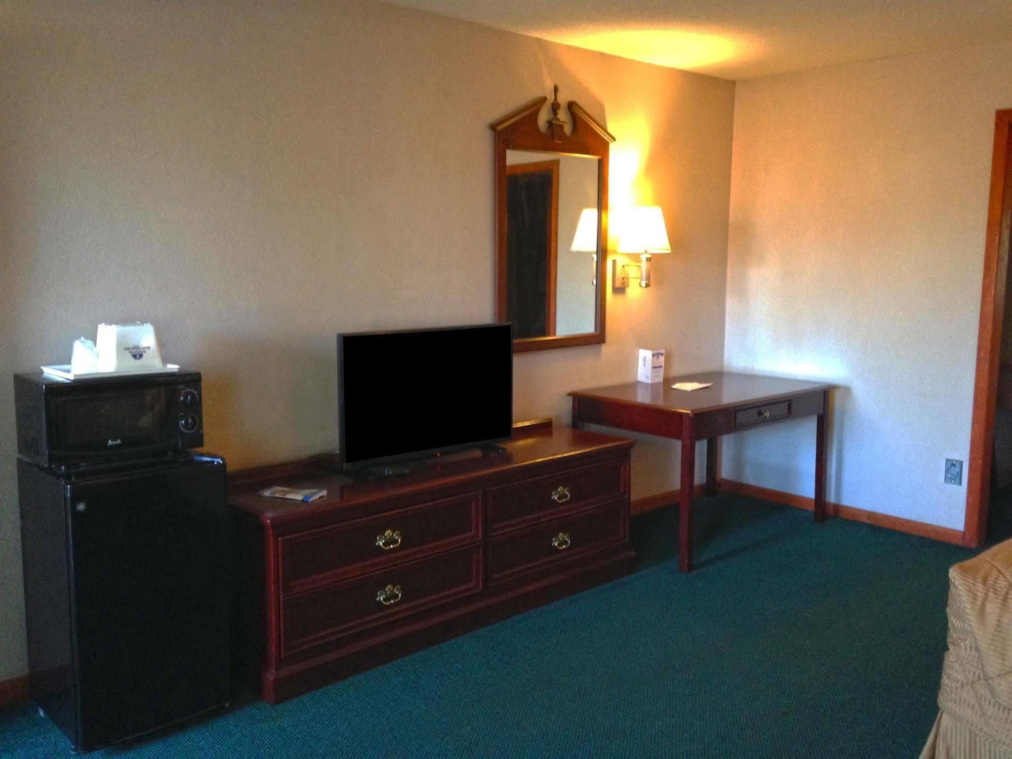 Americas Best Value Inn Plattsburgh Buitenkant foto